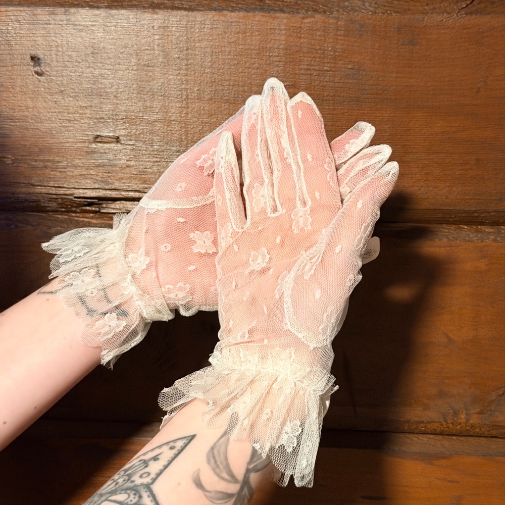 Vintage-Inspired Lace Ruffle Gloves - Cream